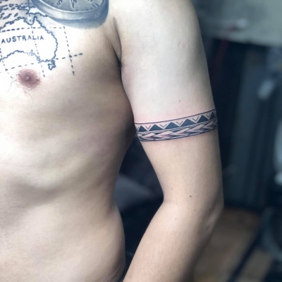 Hình xăm vòng tay do thợ bên bình thực hiện ,chuẩn từng nét