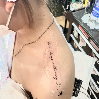 hình xăm chữ mảnh bả vai 