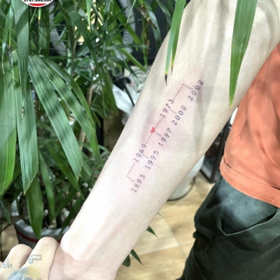 hình xăm chữ năm sinh gia đình 