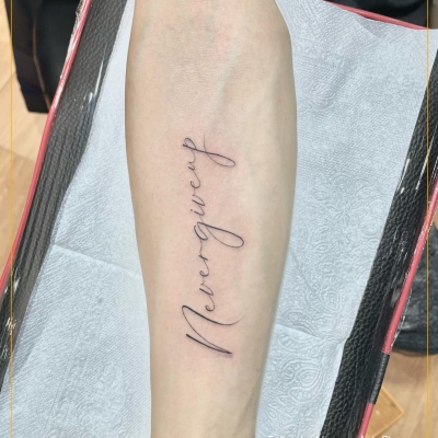 hình xăm chữ never giver up font mảnh 