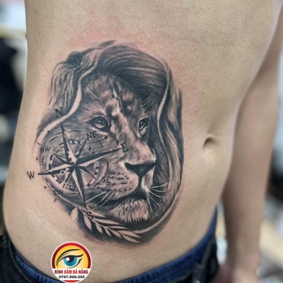 Hình xăm Lion được kết hợp cùng la bàn