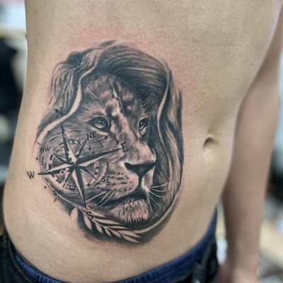 Hình xăm Lion được kết hợp cùng la bàn