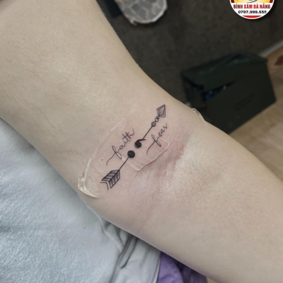 hình xăm mũi tên kết hợp chữ 