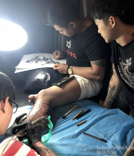 Học viên vừa xăm vừa vẽ