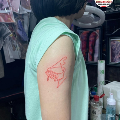 tattoo đàn piano cho cô giáo âm nhạc