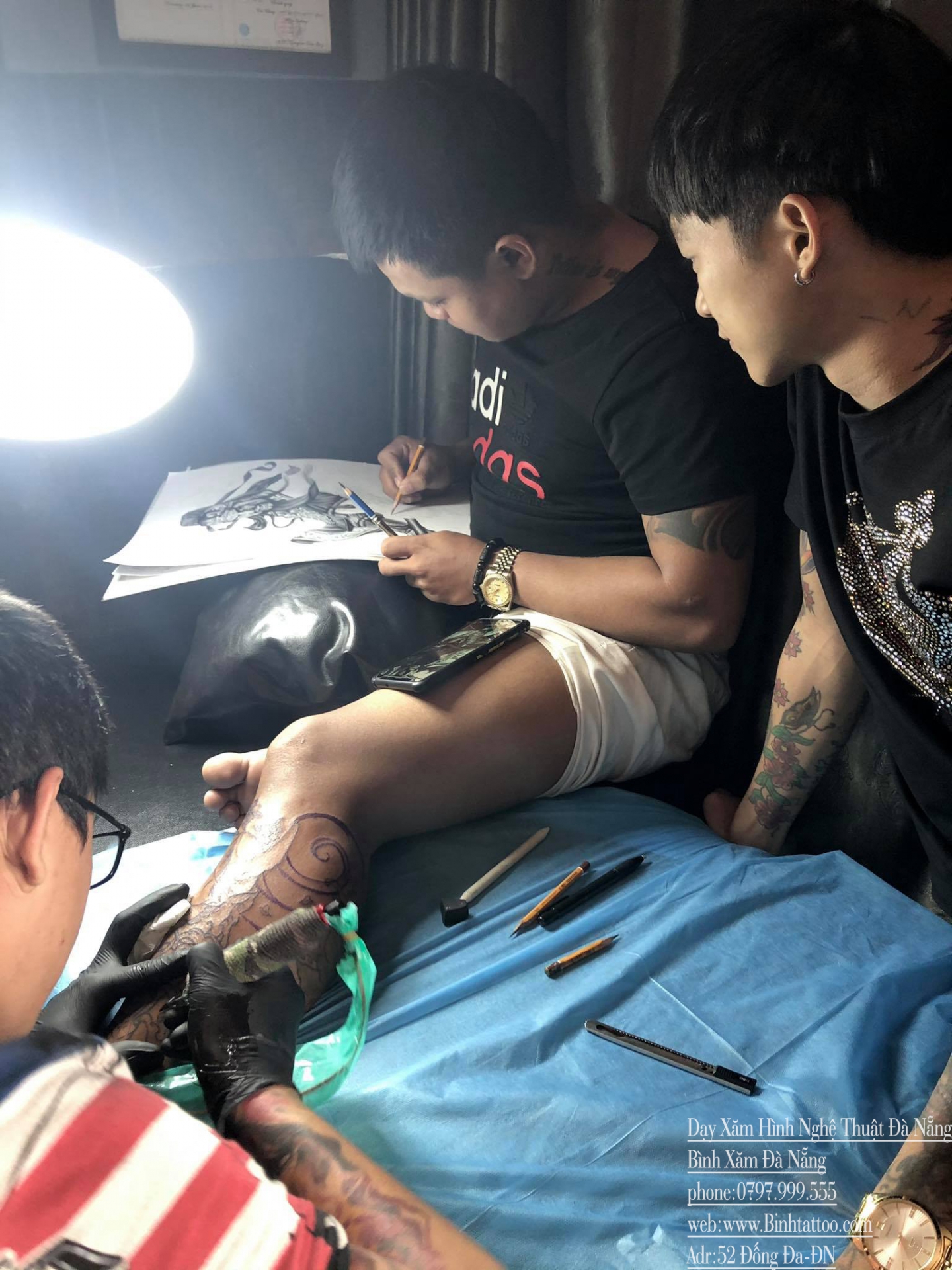 Học viên vừa xăm vừa vẽ